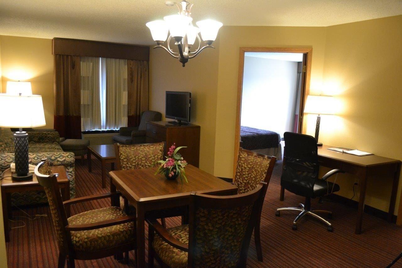 เบย์มอนต์ บาย วินด์แฮม เมควอน มิลวอคี แอเรีย Hotel Mequon ภายนอก รูปภาพ